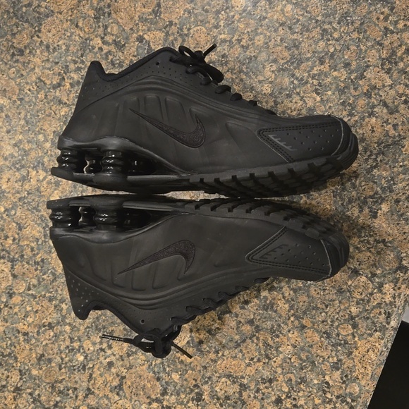 Nike Shox R4 Triple Black Sneakers, size 6 Youth=8 women, wore once - Picture 5 of 5